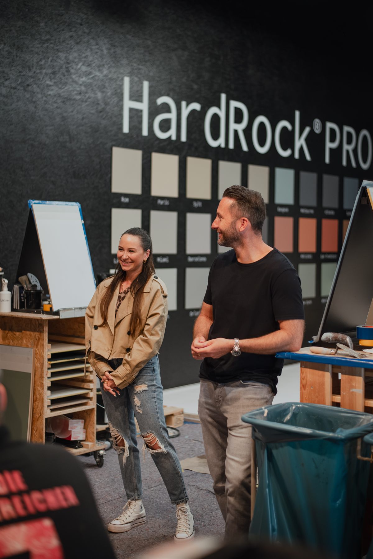 Mona und Alexander vor der Musterwand in der Lamurista Akademie